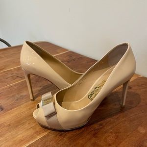 AUTHENTIC FERRAGAMO NUDE PATENT PLUME PEEP TOE HEELS